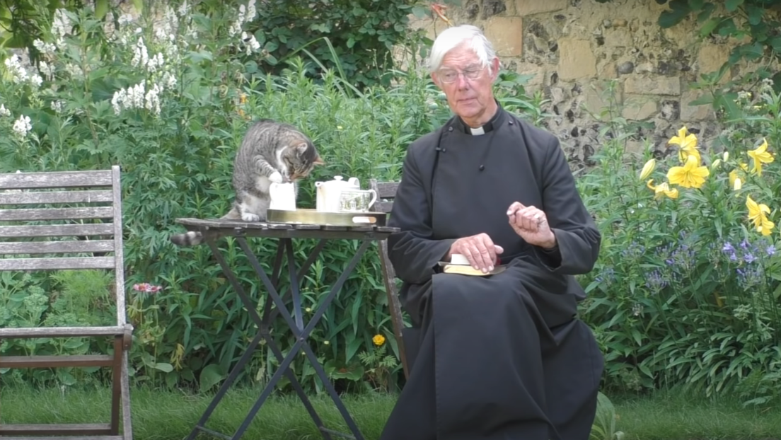 VIDEO: Un gato roba leche a un sacerdote en pleno sermón mañanero