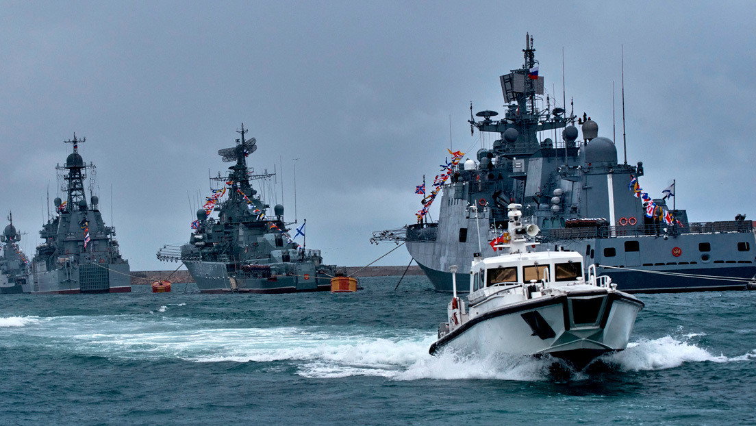 La Armada de Rusia vigila a dragaminas de la OTAN que acaban de entrar en el mar Negro