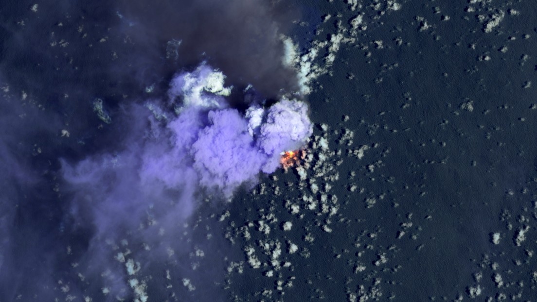 Una isla volcánica del Pacífico arroja cenizas y 'bombas' en medio de un "brote vigoroso" que la hace crecer