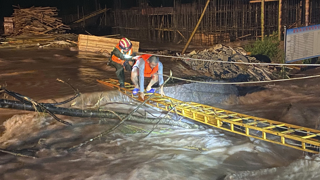 VIDEO: Inundaciones destruyen un histórico puente en China