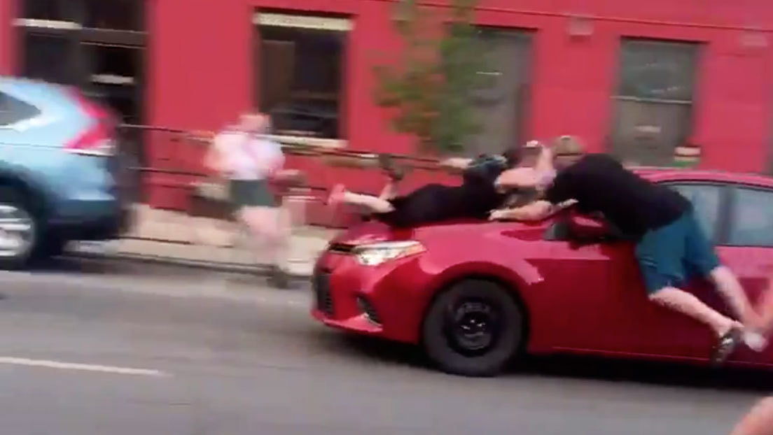Un auto atropella a una manifestante de Black Lives Matter y se la lleva sobre el capó (VIDEO)