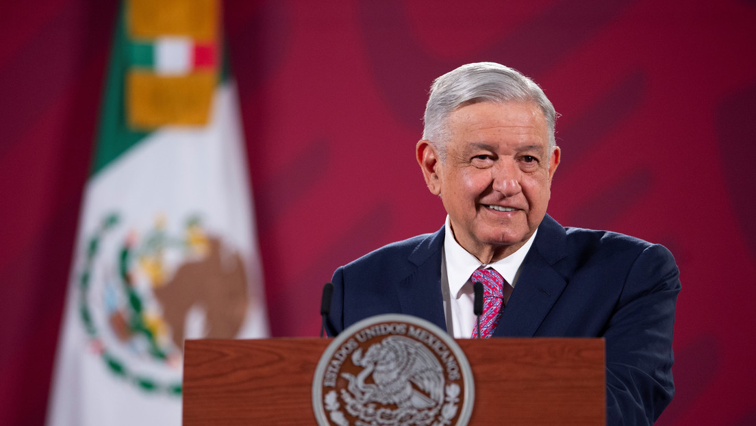 FOTO, VIDEO: López Obrador viaja con cubrebocas en un vuelo comercial rumbo a EE.UU. para reunirse con Trump