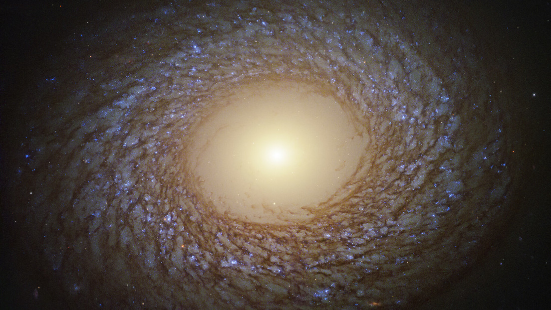 El Hubble capta una "galaxia espiral esponjosa" a 67 millones de años luz (FOTO)