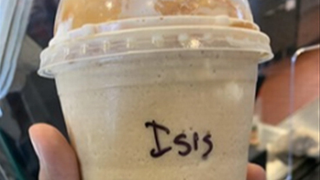 Una joven musulmana presenta cargos por discriminación contra un empleado de Starbucks que escribió "ISIS" en su vaso