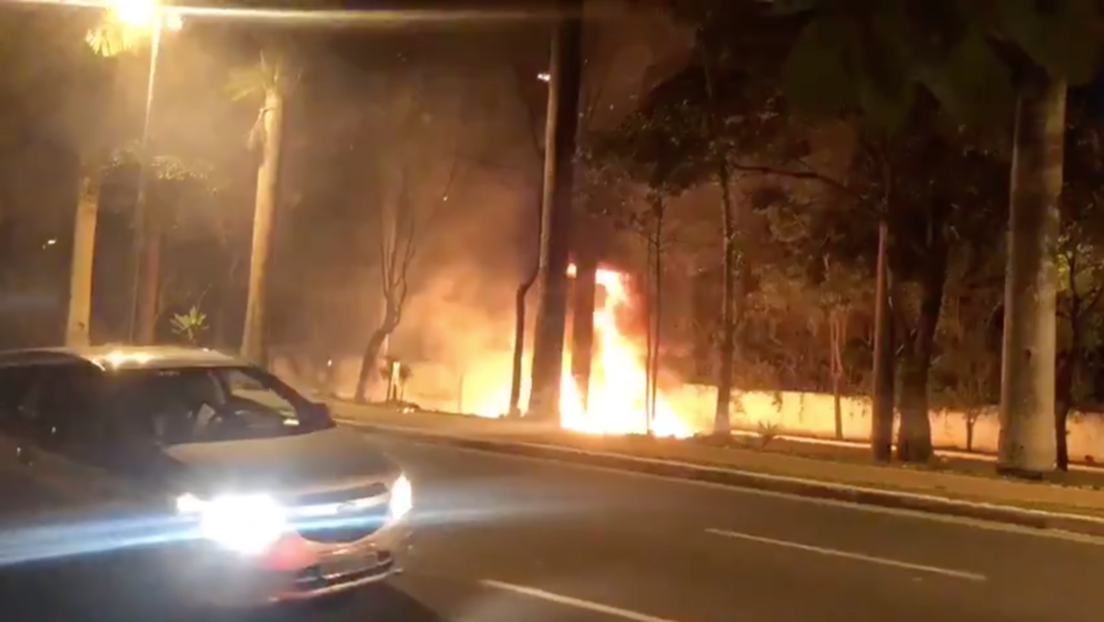 VIDEOS: Una avioneta estalla en llamas tras un aterrizaje forzoso en plena hora punta en una calle de Sao Paulo
