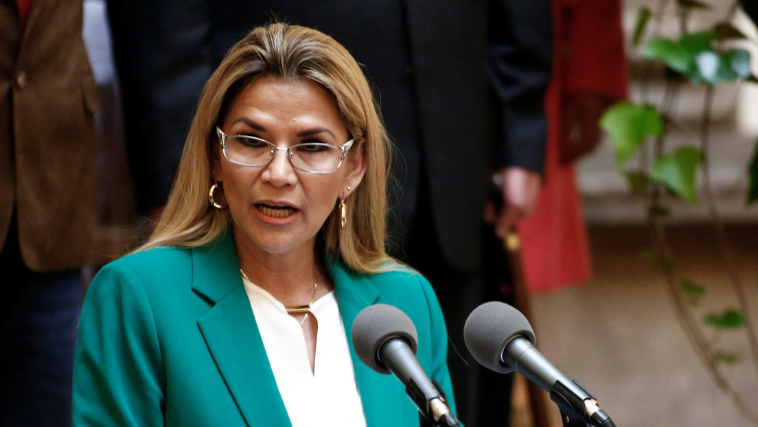 Presidenta de facto de Bolivia anuncia que fue diagnosticada con covid-19