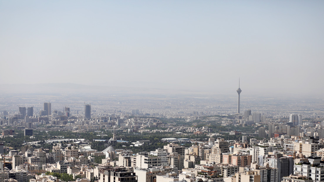 Irán reporta varias explosiones y cortes de energía cerca de Teherán