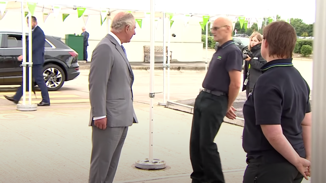 Un empleado de una compañía comercial se desmaya mientras hablaba con el príncipe Carlos (VIDEO)