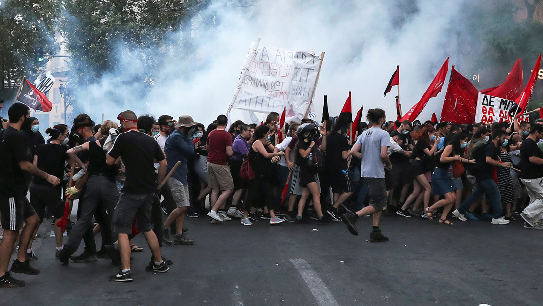 Cócteles molotov y granadas aturdidoras acompañan las manifestaciones contra el proyecto de ley antiprotestas en Grecia (VIDEOS)