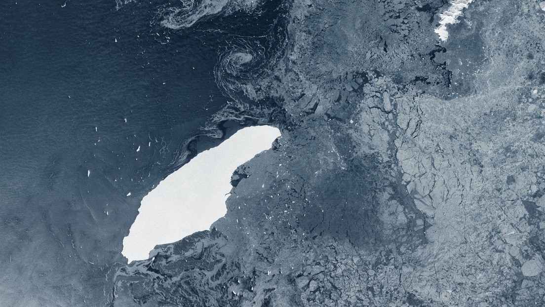 Un satélite capta el recorrido de un enorme iceberg que se separó de una plataforma de hielo en la Antártida