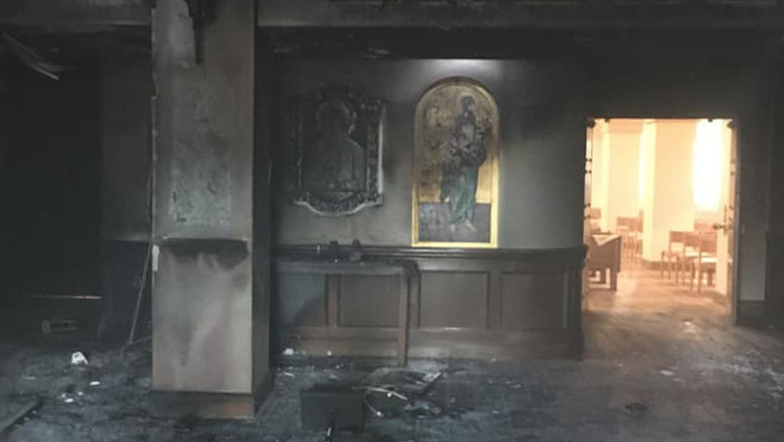 Un hombre derrama gasolina e incendia el vestíbulo de una iglesia mientras los feligreses estaban dentro (FOTOS)