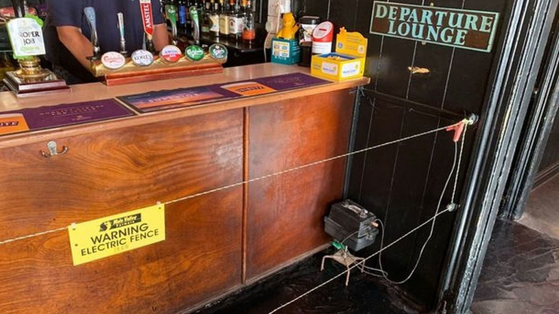 Instalan una barrera electrificada en un pub del Reino Unido para garantizar el distanciamiento social