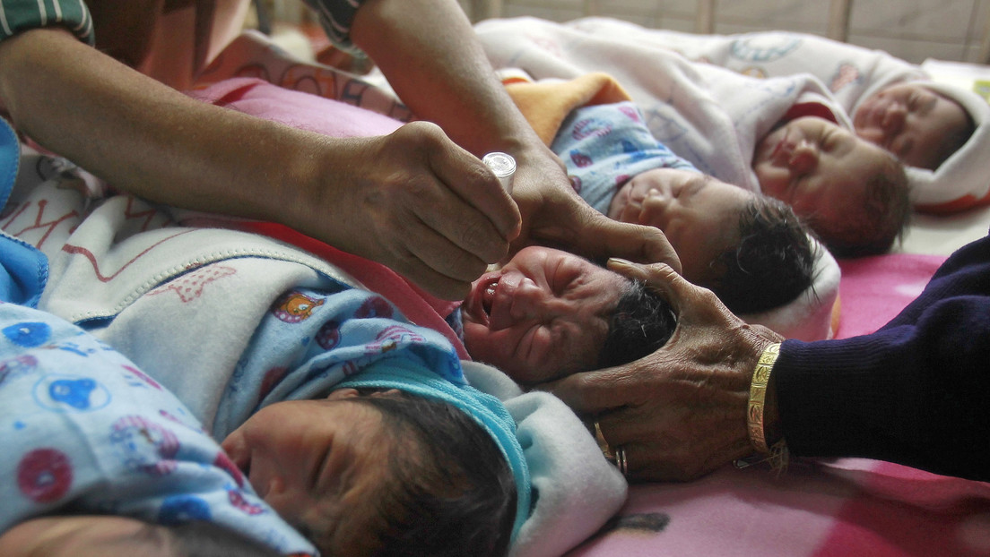 Una recién nacida dada por muerta llora antes de ser enterrada en la India