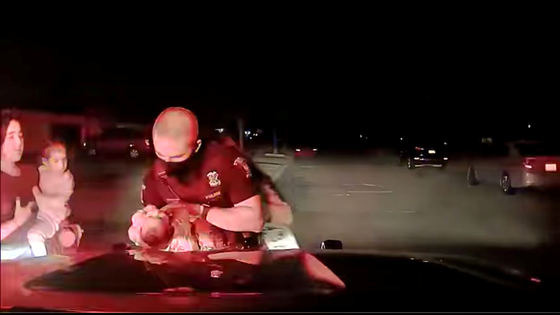 Captan en video el momento en que un policía estadounidense salva a una bebé de morir asfixiada