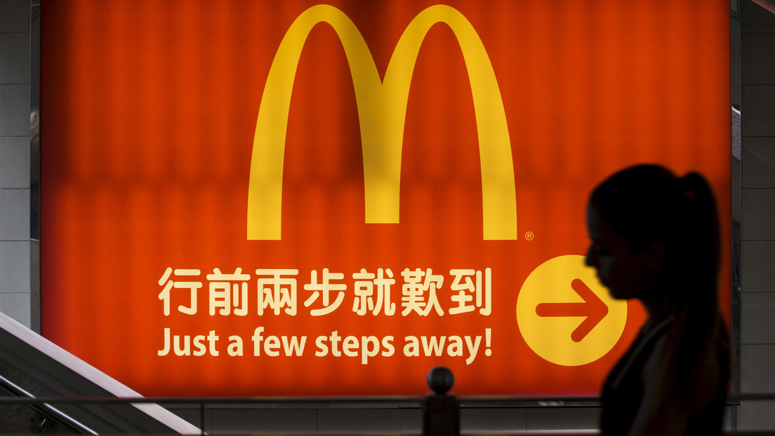 VIDEO: Un cliente golpea brutalmente a un empleado de un McDonald's de Hong Kong que le pidió ponerse la mascarilla