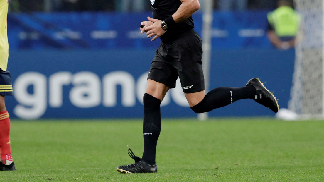 VIDEO: Un árbitro demuestra su gran condición física y pone en vergüenza a la defensa de un equipo en Suiza