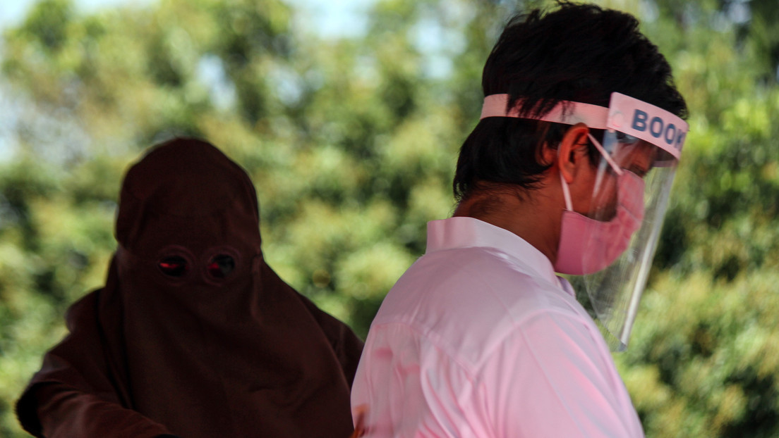 FOTO: Castigan con 74 latigazos a un pederasta que llevaba un protector facial que promociona el turismo local