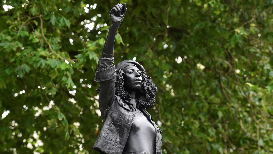 Retiran la estatua de la activista de 'Black Lives Matter' colocada sin permiso un día antes en Bristol