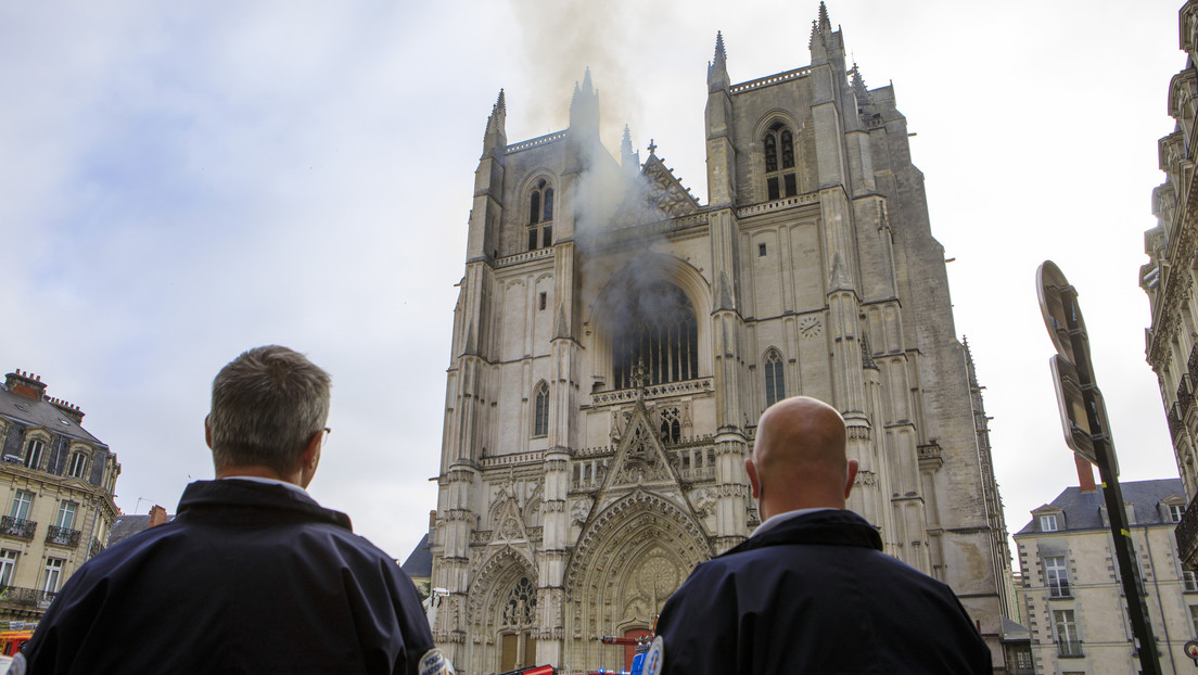 Abren una investigación de "incendio provocado" de la histórica catedral de Nantes