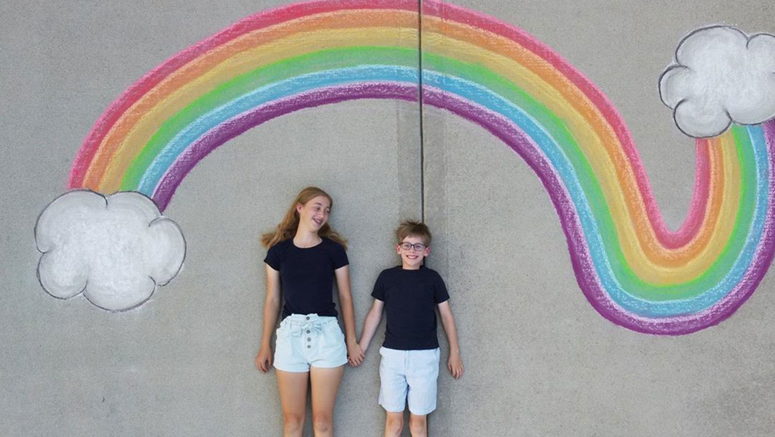 FOTOS: Una niña dibuja paisajes en el suelo para que su hermano 'viaje por el mundo' durante la cuarentena