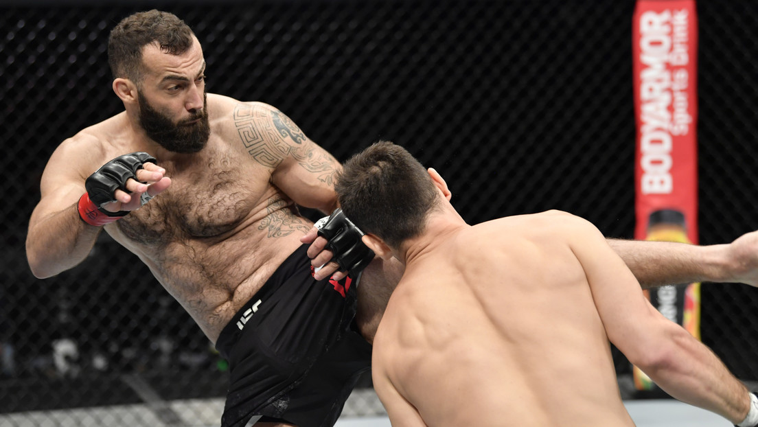 VIDEO: Noquea a su rival con un devastador rodillazo antes de acabarlo a 'martillazos' en el primer asalto de su debut en la UFC