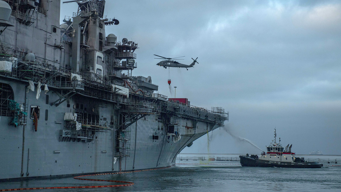 El jefe de Operaciones Navales de EE.UU. dice que el futuro del buque de asalto incendiado sigue siendo incierto