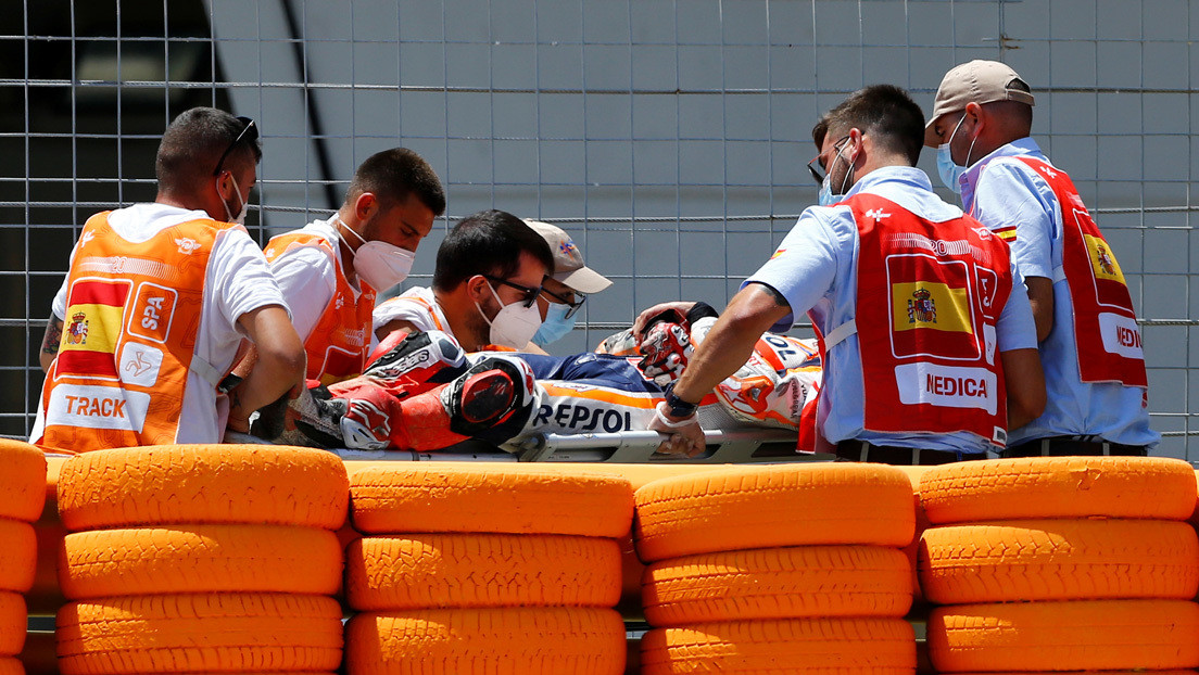 VIDEO: El piloto Marc Márquez cae sobre la pista a 160 kilómetros por hora y deberá ser operado