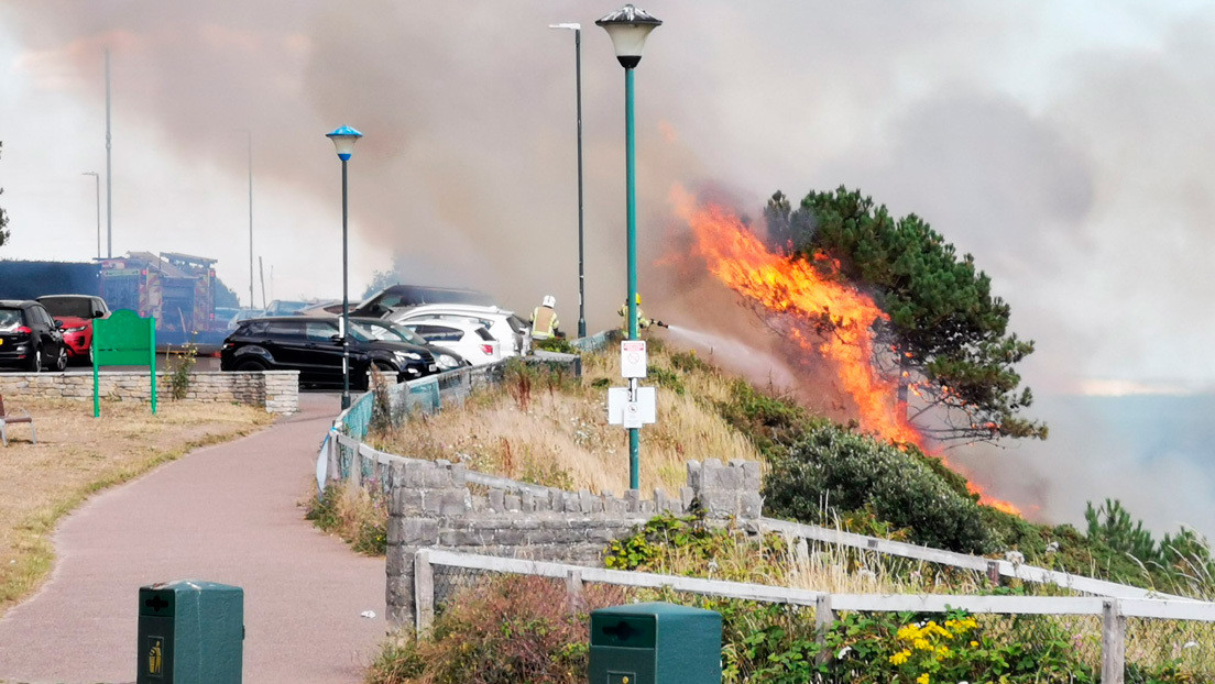 Un gran incendio se desata en una playa abarrotada de bañistas en Reino Unido (VIDEOS, FOTOS)