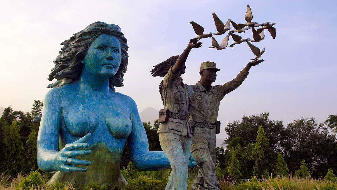 Bukele contra la muñeca azul: La anunciada demolición de un "monumento horrible" que levanta hurras y antipatías en El Salvador