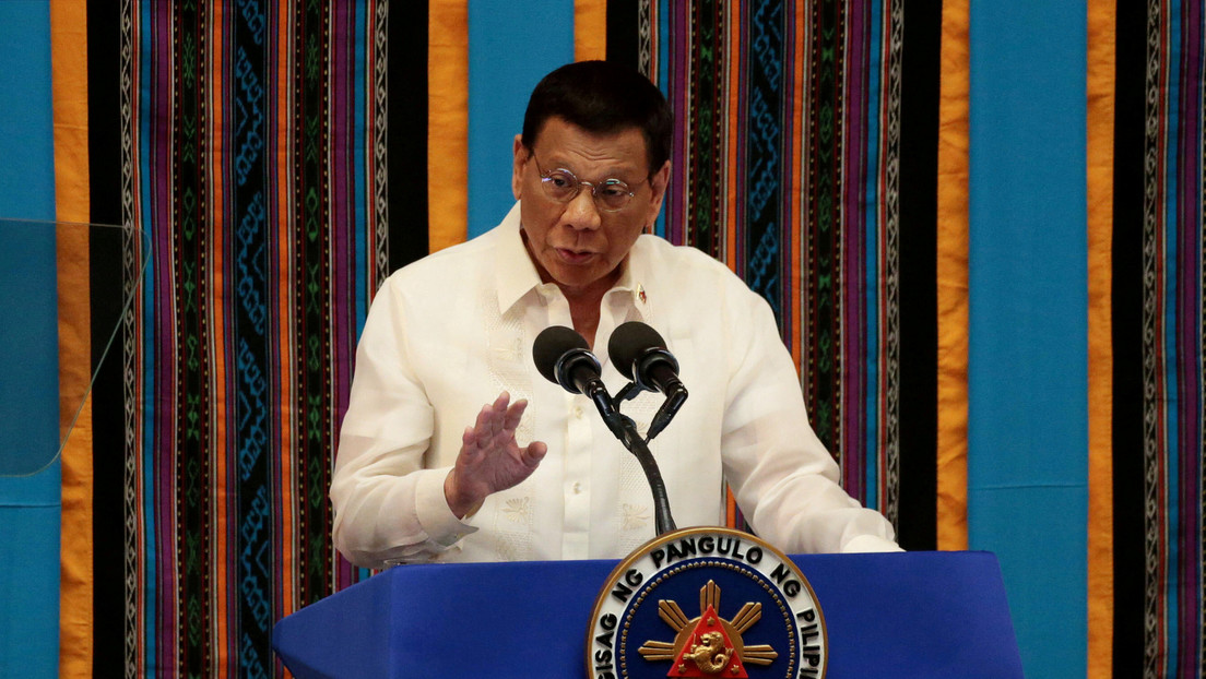 Duterte recomienda a los filipinos limpiar las mascarillas con gasolina y funcionarios de salud se apresuran a corregirlo