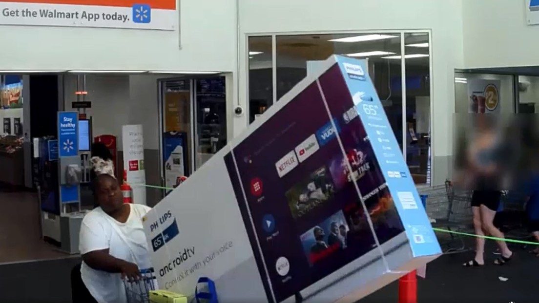 "Bastante atrevido": Dos señoras intentan robar un enorme televisor de una tienda en Florida (VIDEO)