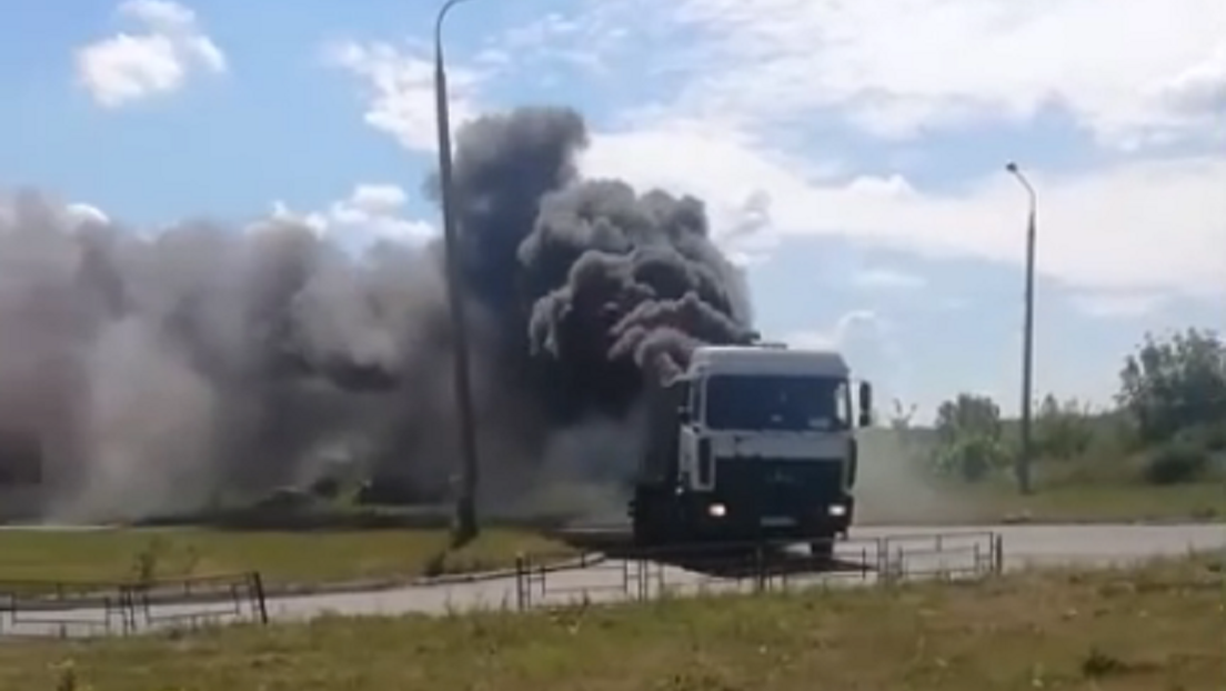 'Mad Max' a lo ruso: un camión sigue su camino como si nada con un cargamento que explota y arde en llamas (VIDEO)