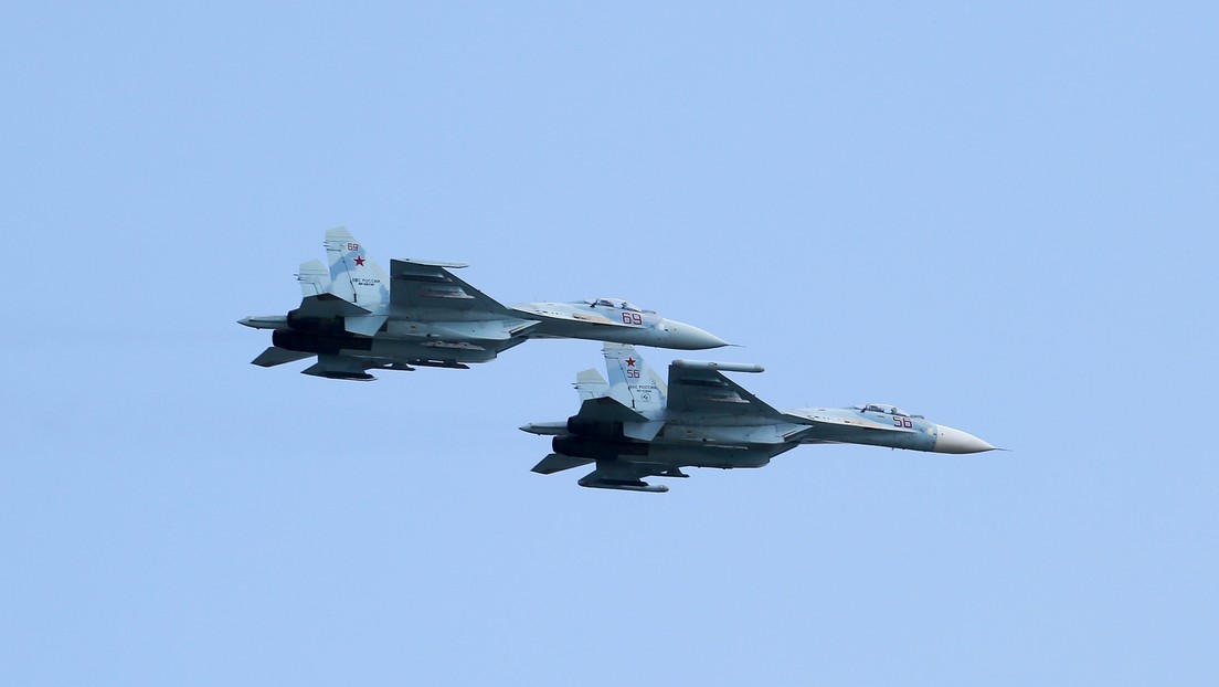 Un caza ruso Su-27 intercepta un avión espía de EE.UU. sobre el mar Negro
