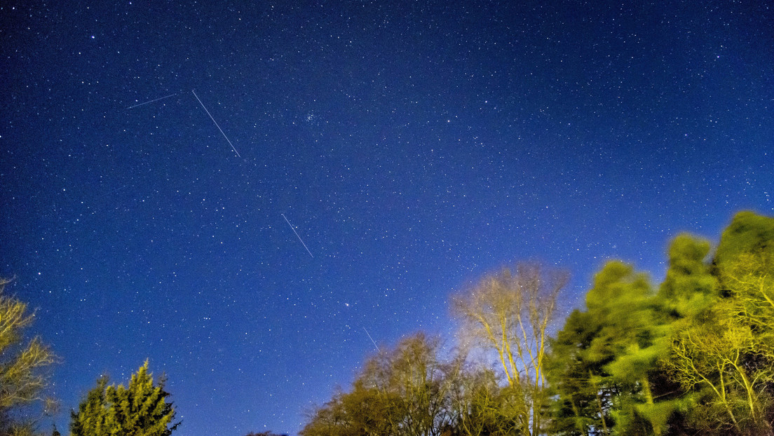 FOTO: Los satélites de Elon Musk estropean la imagen perfecta del cometa NEOWISE