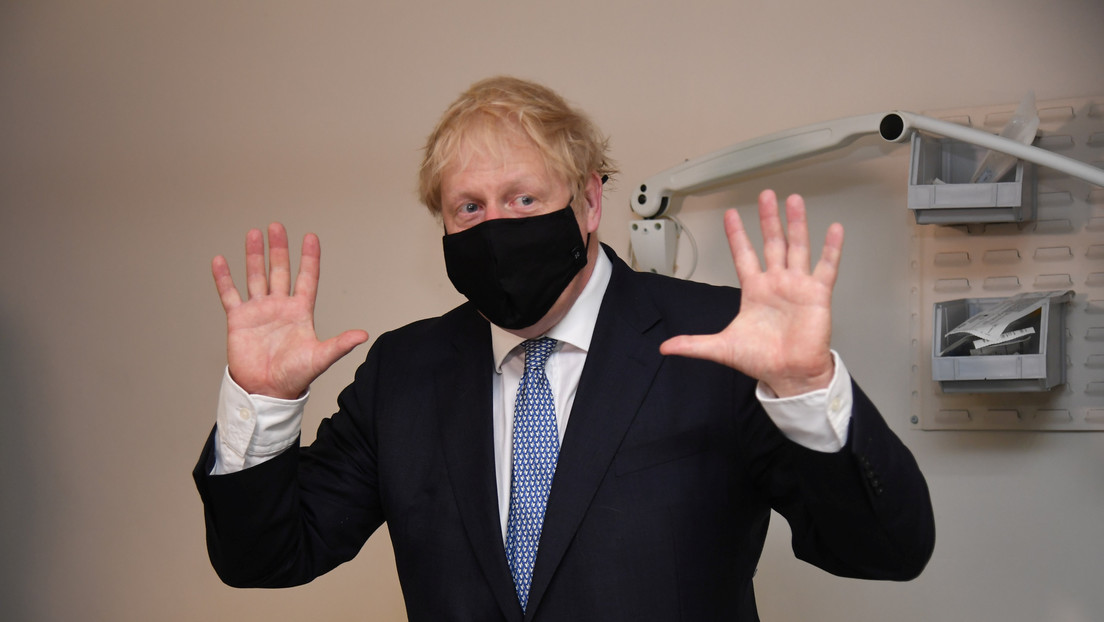 Boris Johnson considera que quienes se oponen a las vacunas "están locos"