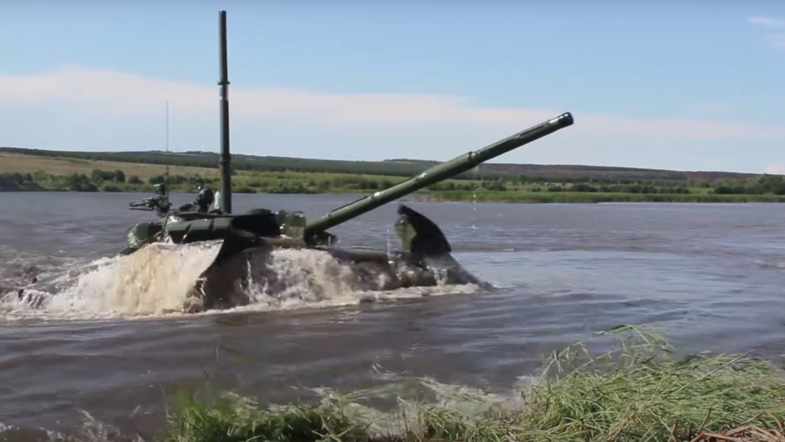 Un tanque ruso T-72B3 se convierte en un 'submarino' y cruza un río de 5 metros de profundidad (VIDEO)