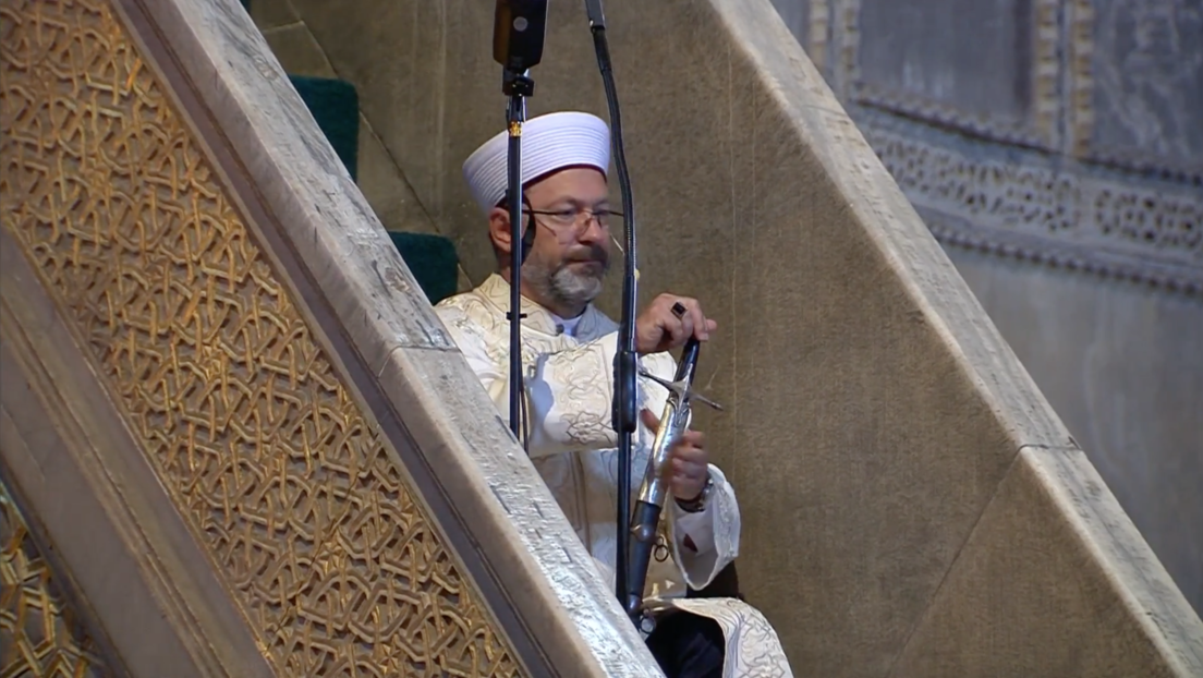 VIDEO: Jerarca religioso turco sube la escalera del púlpito de Santa Sofía con una espada otomana