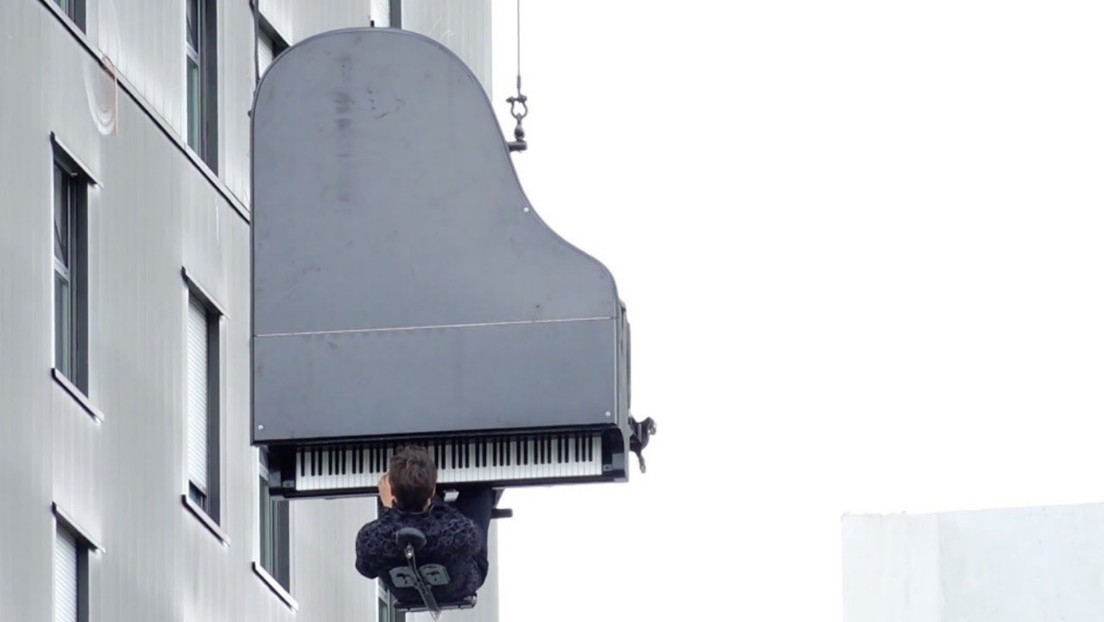 VIDEO: Un músico toca el piano colgado de una grúa a 40 metros de altura
