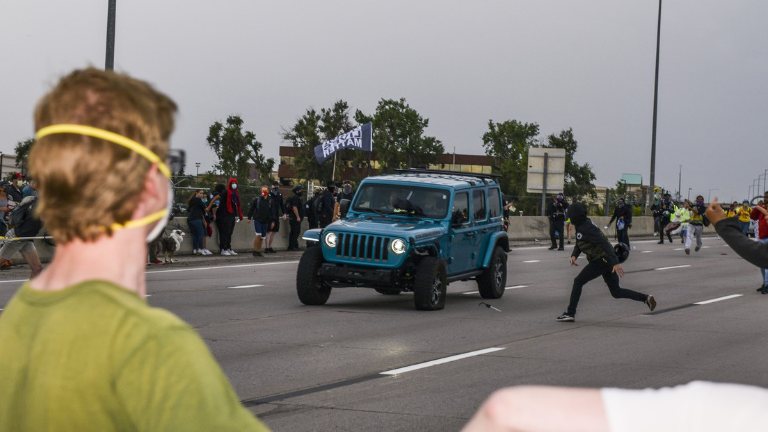 VIDEO: Un manifestante abre fuego y hiere a dos personas luego que un coche embistiera a la multitud en EE.UU.