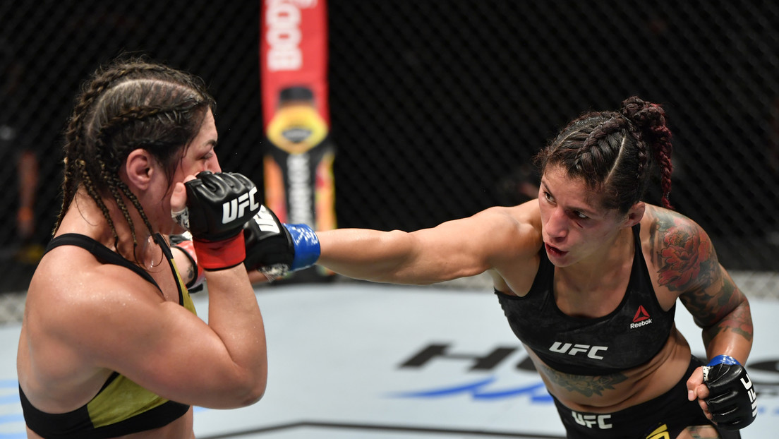 Una luchadora brasileña recibe un fuerte golpe al confundir el sonido de la campana que marca el fin del asalto (VIDEO)