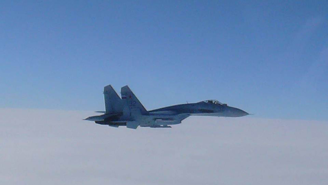 Un caza Su-27 ruso intercepta un avión de reconocimiento estadounidense sobre el mar Negro