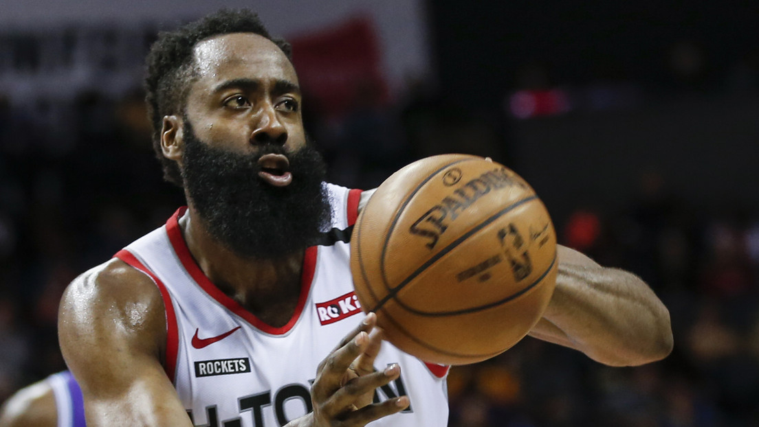 FOTO: El basquetbolista con la barba más larga de la NBA 'presenta' una inusual mascarilla y desata bromas en las redes