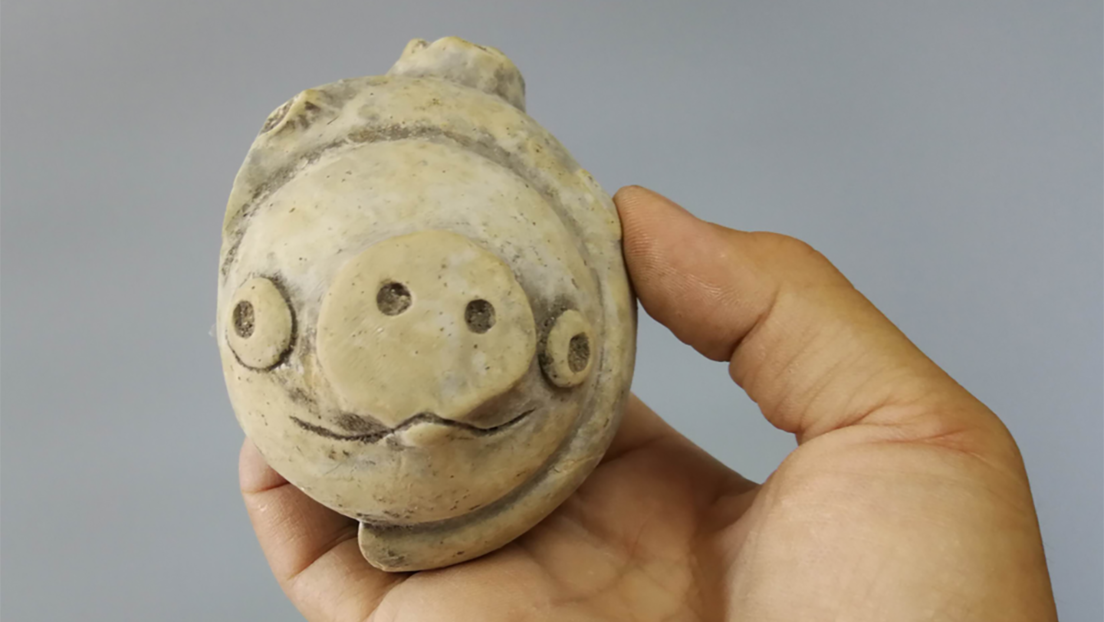FOTO: Una pieza de arcilla de 3.200 años sorprende por su gran parecido con el cerdito del popular juego 'Angry Birds'