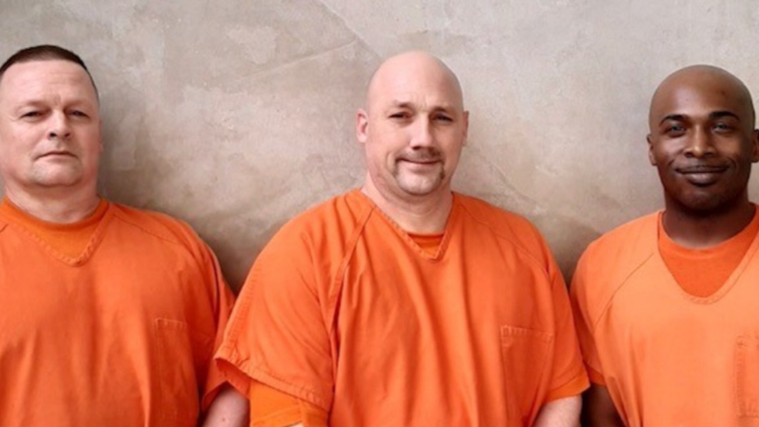 VIDEO: Tres presos salvan la vida a un guardia tras sufrir un ataque cardíaco y perder el conocimiento en EE.UU.