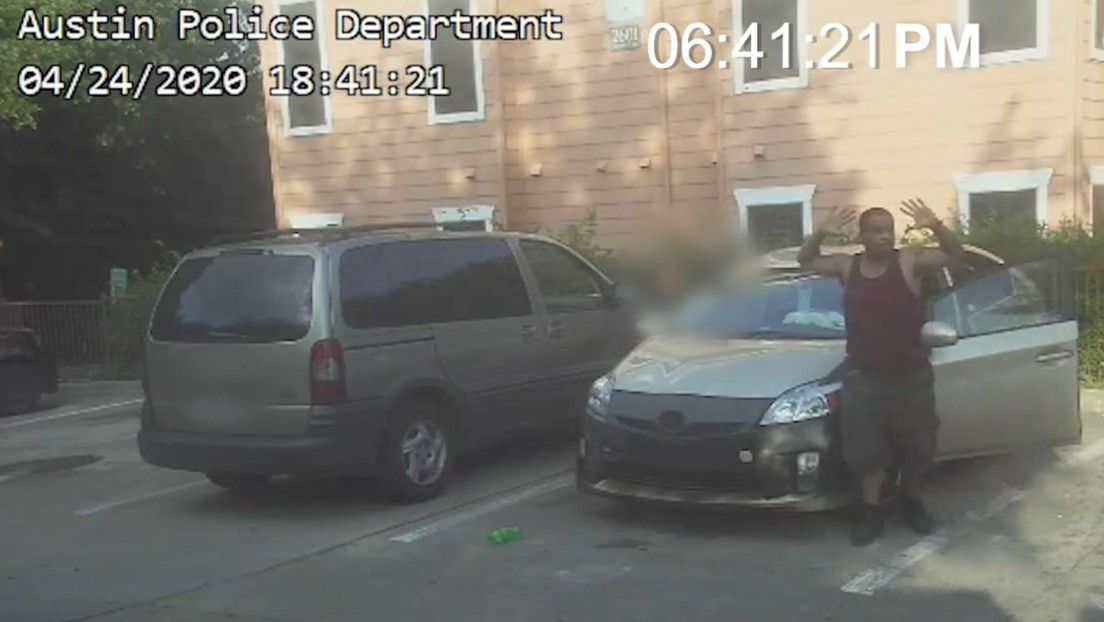 Un video de cámara corporal muestra a un hombre desarmado gritando "no disparen" antes de que unos policías acaben a tiros con su vida