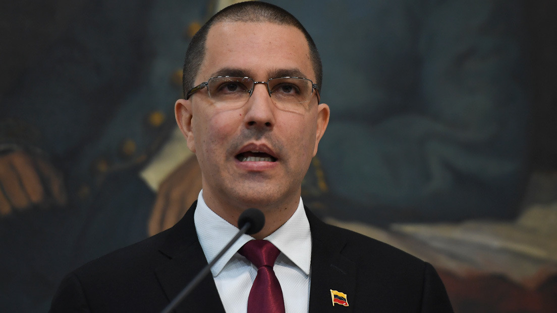 Arreaza califica como "otro falso positivo" la denuncia de Colombia sobre ataque a su Consulado en Venezuela