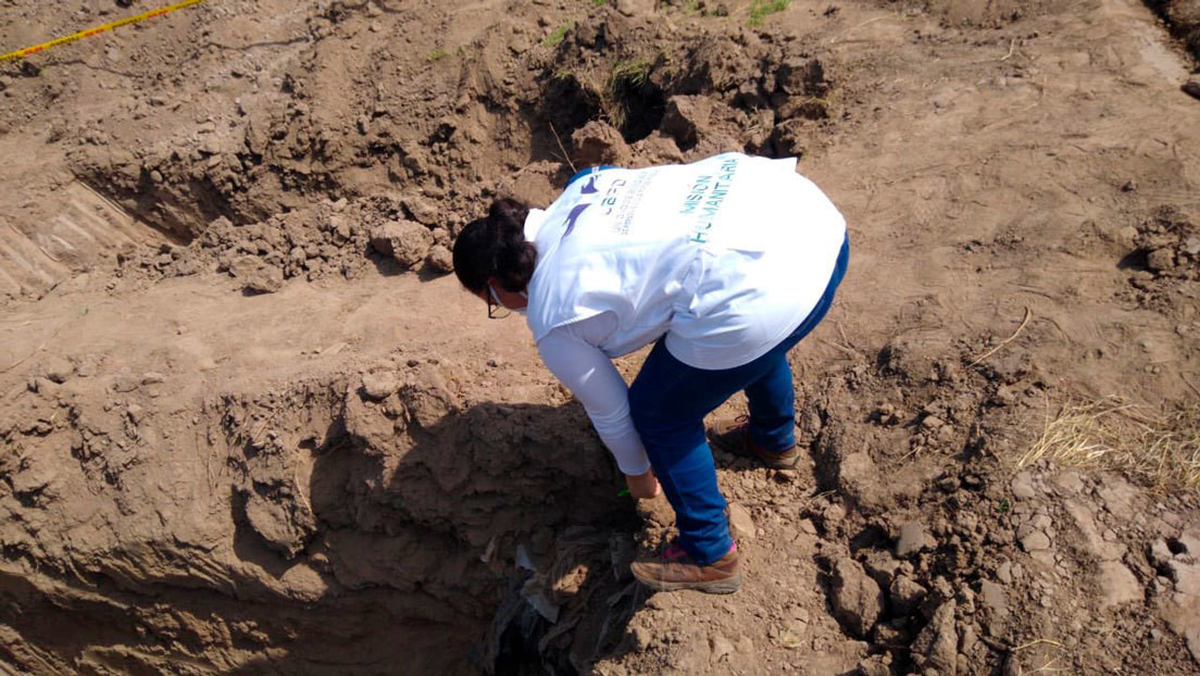 Encuentran una fosa común de posibles "falsos positivos" en Colombia en medio de excavaciones para fallecidos por coronavirus