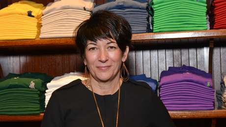 Arrestan a Ghislaine Maxwell, expareja de Jeffrey Epstein, "por su papel en la explotación sexual y el abuso de múltiples menores" por el magnate