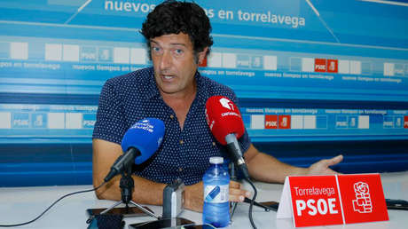 "Decidle algo, rápido": Un concejal español dimite tras darse una ducha durante una reunión telemática del pleno del Ayuntamiento