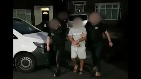 VIDEO: Arrestan a 746 criminales e incautan millones de dólares tras infiltrarse en una red telefónica secreta en la mayor operación en el Reino Unido
